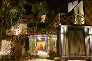 Façade de l’hébergement - soirée/nuit