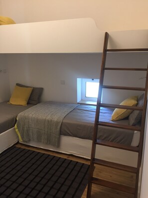 Apartment, 2 Schlafzimmer | Schreibtisch, schallisolierte Zimmer, Bügeleisen/Bügelbrett