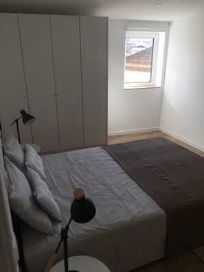 Schreibtisch, schallisolierte Zimmer, Bügeleisen/Bügelbrett