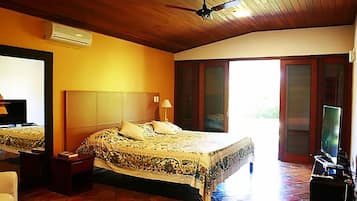 Superior House | Individually decorated, travel cot, free WiFi, bed sheets