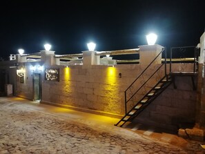 Voorkant accommodatie - avond/nacht