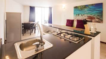 Apartemen Desain, 1 kamar tidur, pemandangan kota | Brankas, didekorasi berbeda-beda, meja kerja, dan Wi-Fi gratis