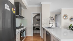 Townhouse Comfort, 4 kamar tidur | Dapur pribadi