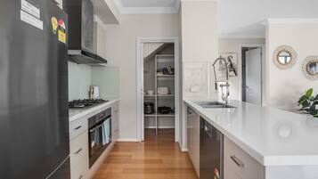 Comfort Townhome, 4 Bedrooms | Private kitchen