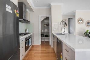 舒適聯排別墅, 4 間臥室 | 私人廚房 | 大型雪櫃/冰箱、微波爐、焗爐、爐具