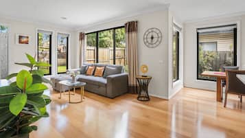 Comfort Townhome, 4 Bedrooms | Living area