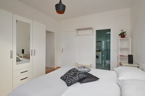 Iron/ironing board, WiFi, bed sheets