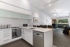 Kjøleskap, mikrobølgeovn, ovn og kokeplater