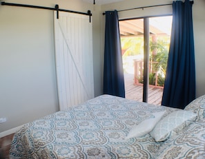 2 makuuhuonetta, tallelokero huoneessa, silitysrauta/-lauta