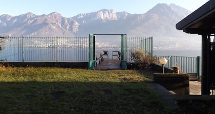 Ferienhaus am See mit privatem Garten und Seebrücke.