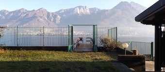 Lakeside cottage with private garden and pier. Pet-friendly.