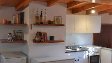 Refrigerador, placa de cocina, utensilios de cocina, mesa de comedor