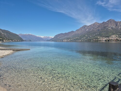 Lakeside cottage with private garden and pier. Pet-friendly. 