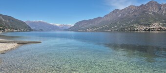 Lakeside cottage with private garden and pier. Pet-friendly. 