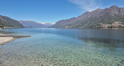 Lakeside cottage with private garden and pier. Pet-friendly.