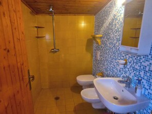 Hårtork, handdukar, tvål och toalettpapper