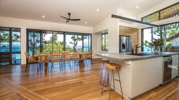 Fridge, microwave, stovetop, dishwasher