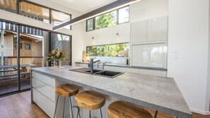 Fridge, microwave, stovetop, dishwasher