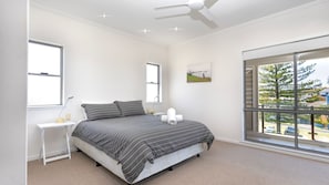 4 habitaciones, tabla de planchar con plancha y ropa de cama