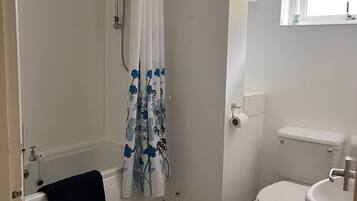 Kylpyhuone, jossa on kylpyamme, wc ja pesuallas.
