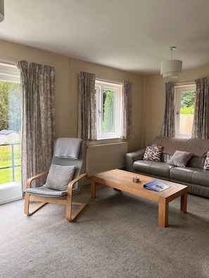 Smart TV, fireplace, DVD player, books - Self Catering Holiday Bungalow in Ilam near Dovedale, Ashbourne (Ashbourne)