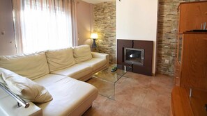 Een open haard en een dvd-speler