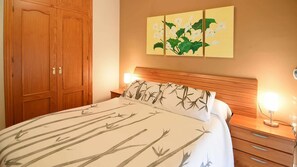 3 slaapkamers, een strijkplank/strijkijzer, gratis wifi, beddengoed