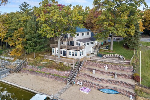 Huge lake house. 3 levels. 10 bedrooms. Great for groups. Large beach. Fire pit.