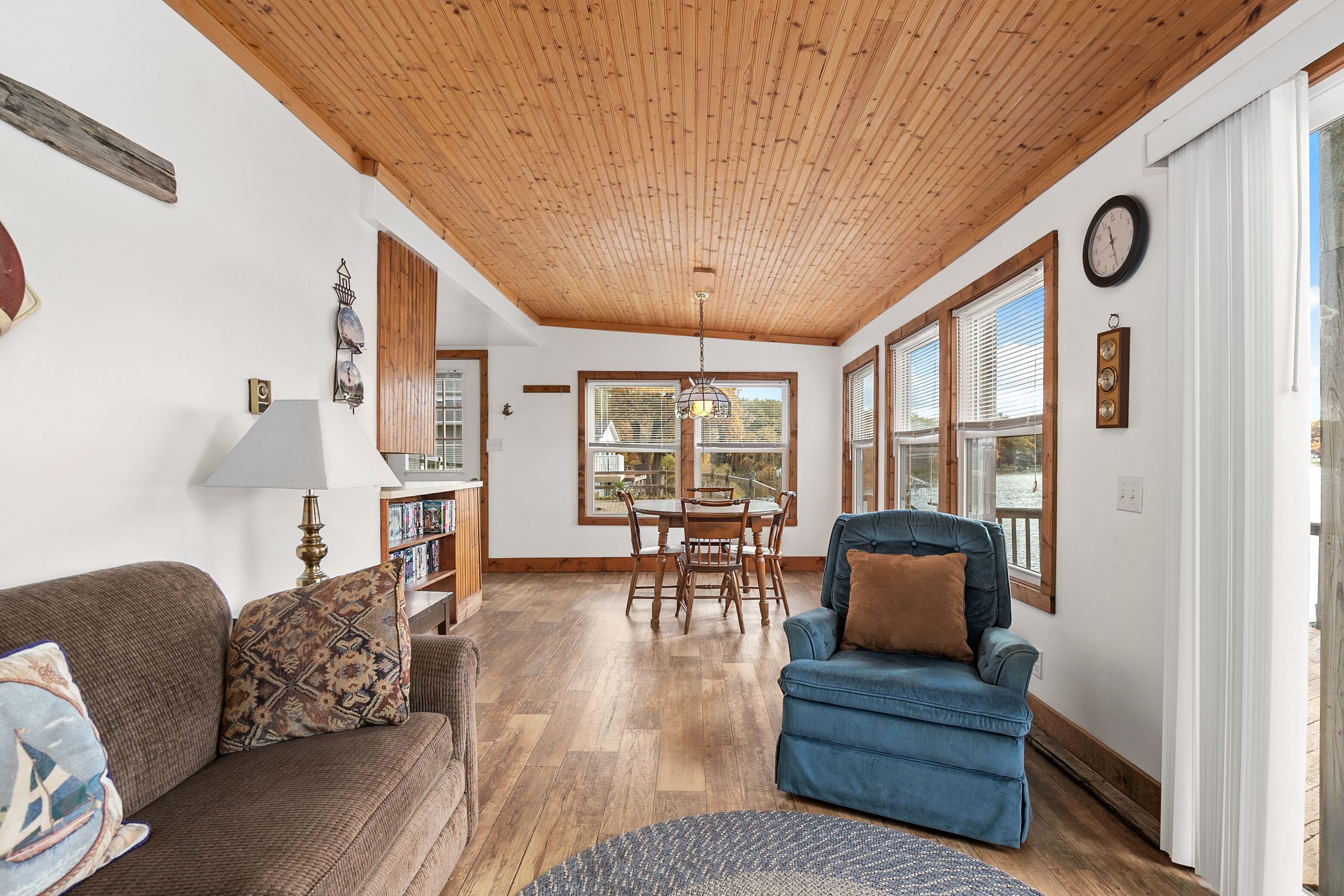 Télévision, cheminée, livres