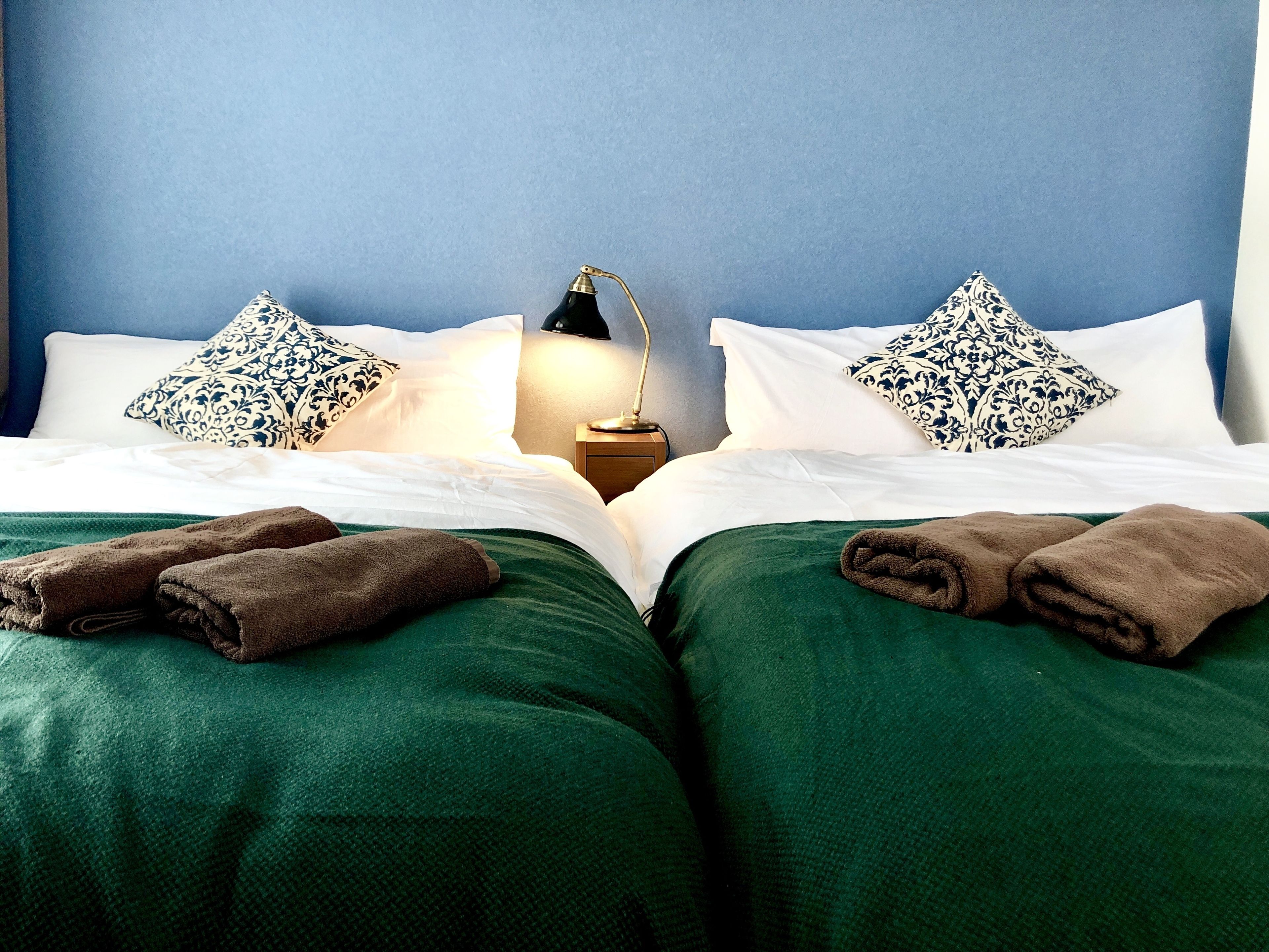 1 habitación, tabla de planchar con plancha, wifi gratis y ropa de cama 