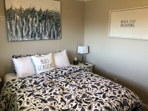 3 bedrooms, hypo-allergenic bedding, iron/ironing board, travel cot - La Casa with Luxury Amenities -hot tub and massage chair (Portland)