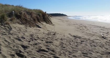 Sunny bach, walk to beach, golf course & shop. Perfect for a large family or two