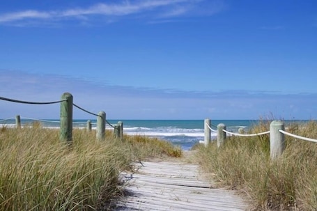 Beach nearby, sun loungers. Sunny bach, walk to beach, golf course & shop. Perfect for a large family or two
