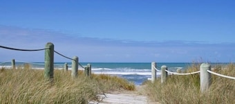 Sunny bach, walk to beach, golf course & shop. Perfect for a large family or two