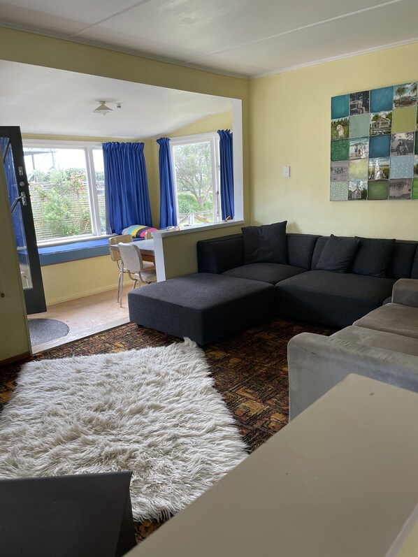 Una televisión, una chimenea, un reproductor de DVD, libros