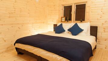Chalet, 3 Bedrooms | 3 bedrooms, soundproofing, free WiFi, bed sheets