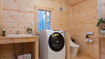 Chalet, 3 Bedrooms | Bathroom | Shower, free toiletries, hair dryer, slippers