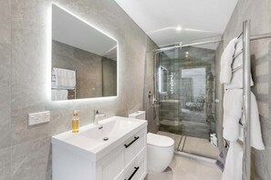 Shower, hair dryer, towels, shampoo - Longbeach Ocean Paradise (Mt Maunganui)
