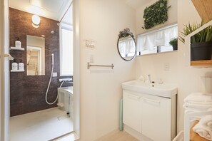 Ferienhaus (Private Vacation Home) | Badezimmer | Duschwanne, Komfortbadewanne, kostenlose Toilettenartikel, Haartrockner