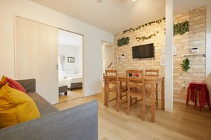 Maison (Private Vacation Home) | Coin séjour | Télévision à écran plat