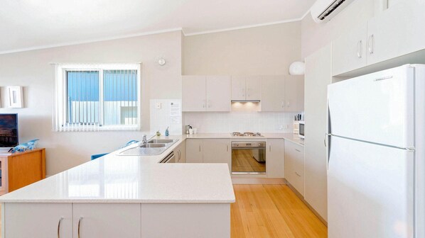 Fridge, microwave, stovetop, dishwasher