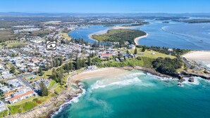 An aerial view of a coastal town with a marina, sandy beaches, and residential areas. - Flinders Lodge - an idyllic holiday rental (Yamba)