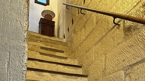 Eine Treppe mit Holzgeländer und einer strukturierten Wand.