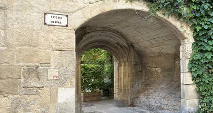 Le Clos des Ursulines, Le Clos des Ursulines: an unusual property near the arena