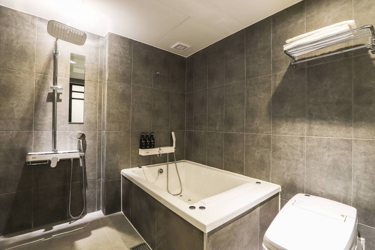 premier double room | bathroom | combined shower/bathtub, deep-soaking bathtub, rainfall showerhead