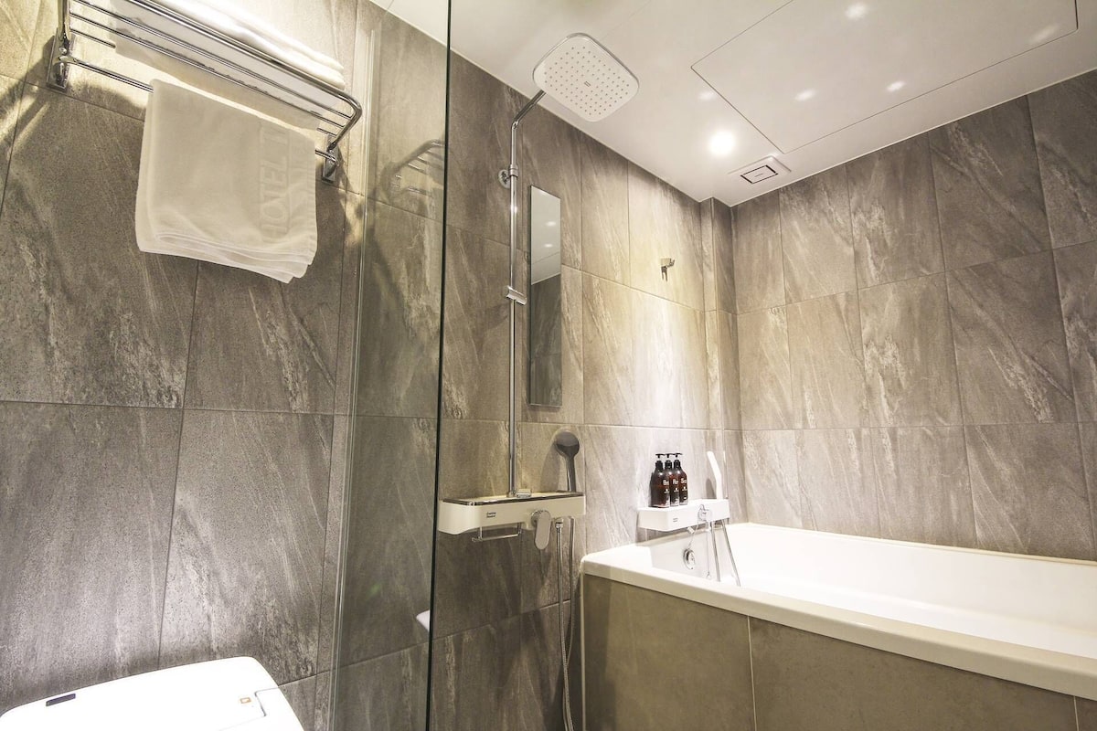 suite | bathroom | combined shower/bathtub, deep-soaking bathtub, rainfall showerhead