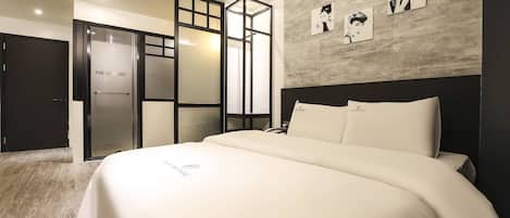 Premier Double Room | Individually decorated, individually furnished, blackout drapes