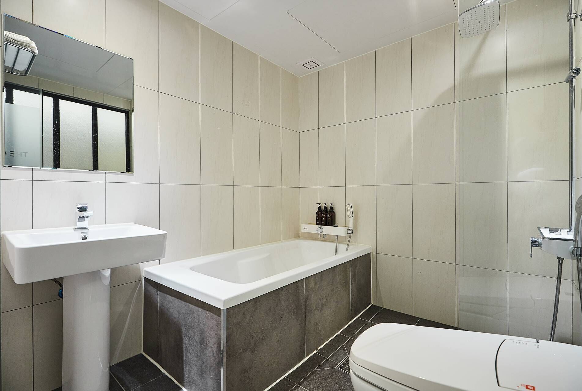 deluxe double room | bathroom | combined shower/bathtub, deep-soaking bathtub, rainfall showerhead