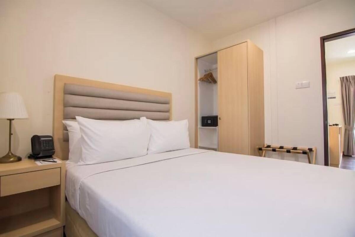 Minibar, skrivebord, strykejern/-brett og wi-fi (inkludert)