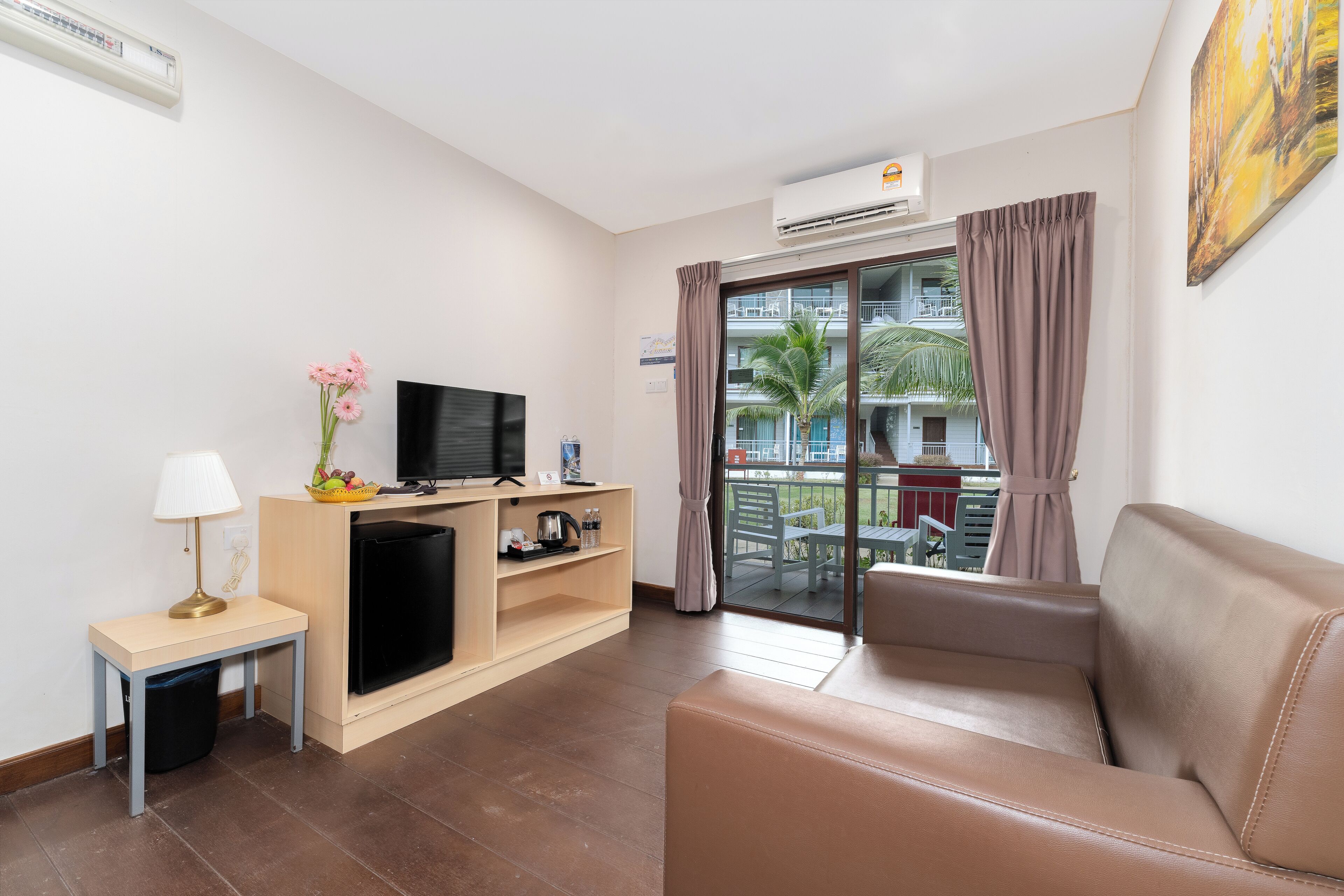 Minibar, escritorio, tabla de planchar con plancha y wifi gratis 